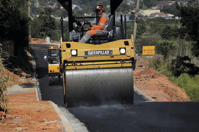 PREFEITURA ASSINA ORDENS DE SERVIÇO PARA ASFALTAMENTO DE 32 RUAS