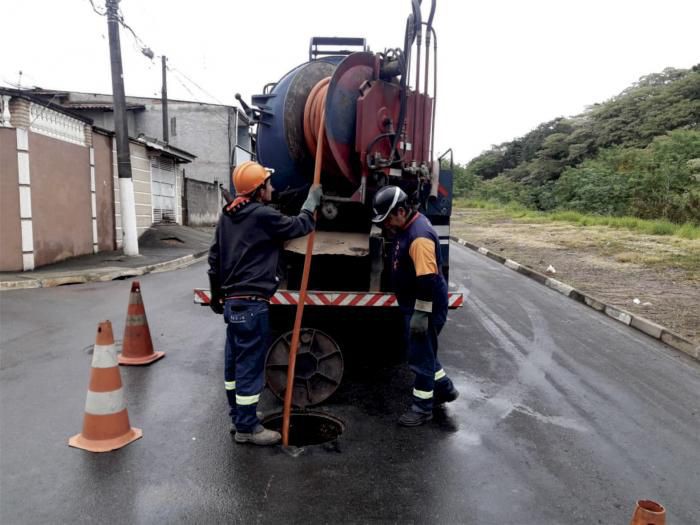 Bairros recebem limpeza em redes de esgoto